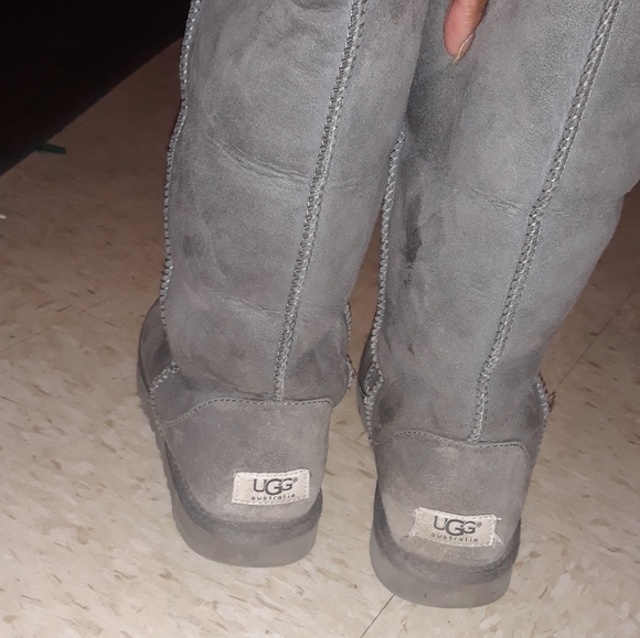 UGG - Picture 2 of 2